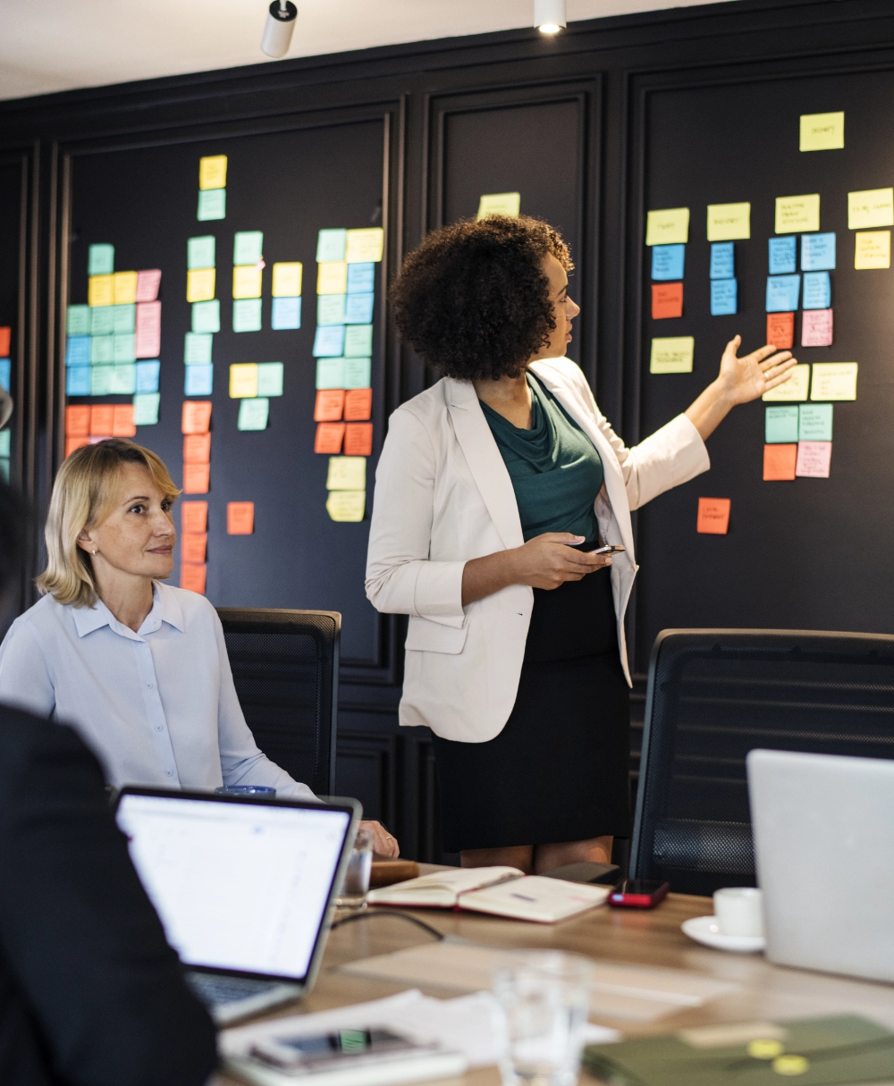 pessoas-negocio-em-um-reuniao